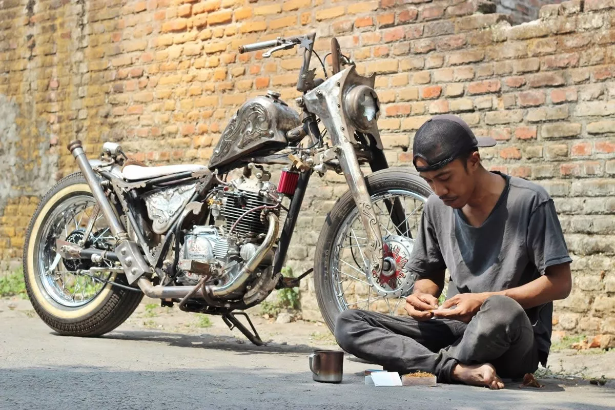 kawsaki kz200 bobber on the street